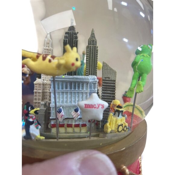 Macys 2002 Thanksgiving Day Parade Musical Waterglobe collectible SKU 8310 - Picture 8 of 16